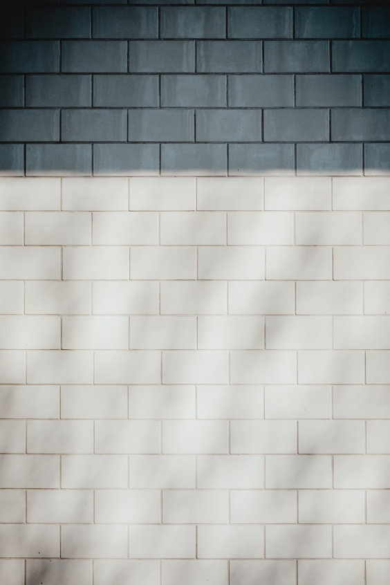 Painted subway tiles from white into grey colour